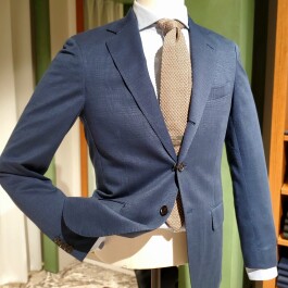 【キチンと見えて軽く、伸びる】新作ジャージースーツをご紹介