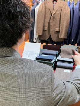 【ブラウンスーツ】夏から秋まで使いやすいスーツは…?